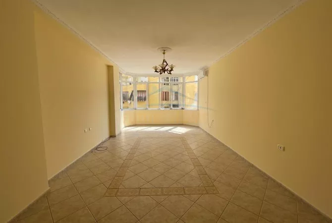 Shtepi ne shitje Apartament ne Tirane, 2+1, Mobilimi Bosh, pa mobiluar, Pagesa 270,000  Euro.