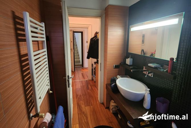 Shtepi me qera Apartament ne Tirane, 2+1, Mobilimi E mobiluar, Pagesa 900  Euro.