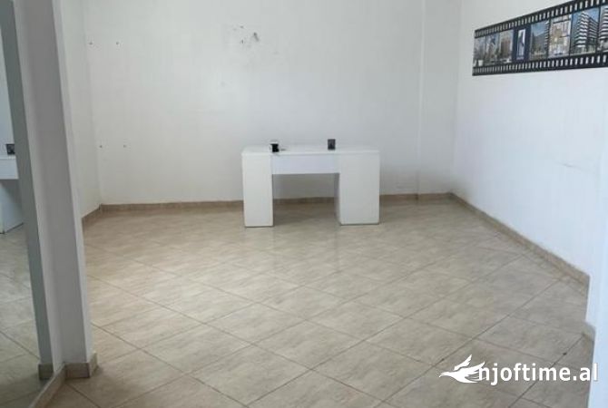 Ambient biznesi me qera 3+1 ne Tirane - 70,000 Leke