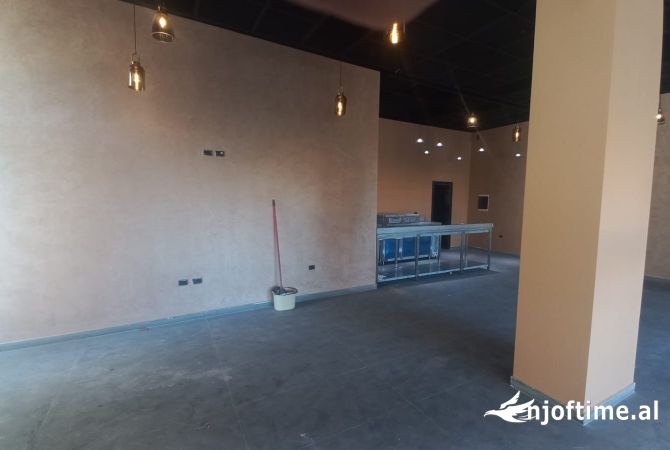 Ambient biznesi me qera 2+1 ne Tirane - 100,000 Leke
