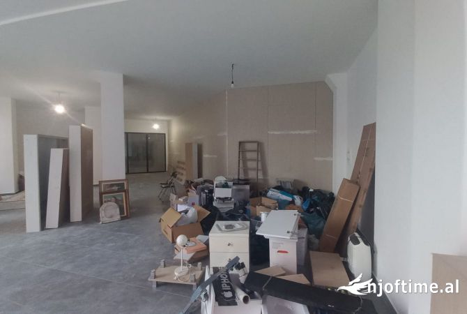Ambient biznesi me qera 2+1 ne Tirane - 1,200 Euro