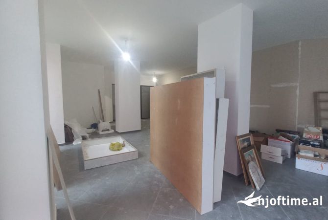 Ambient biznesi me qera 2+1 ne Tirane - 1,200 Euro