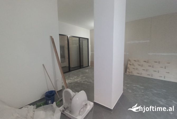 Ambient biznesi me qera 2+1 ne Tirane - 1,200 Euro