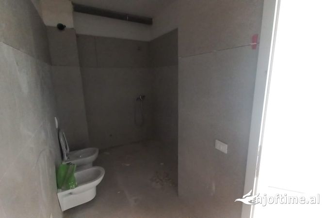 Shtepi ne shitje Apartament ne Tirane, 1+1, Mobilimi Bosh, pa mobiluar, Pagesa 184,000  Euro.
