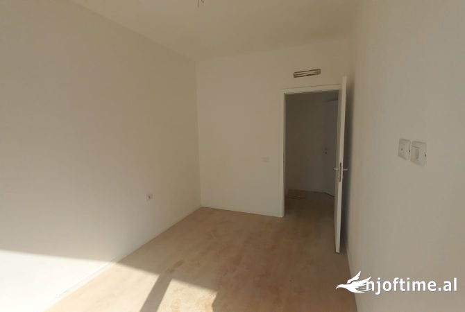 Shtepi ne shitje Apartament ne Tirane, 1+1, Mobilimi Bosh, pa mobiluar, Pagesa 184,000  Euro.