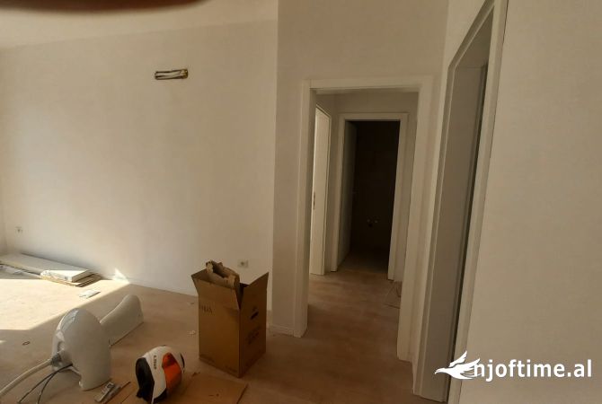 Shtepi ne shitje Apartament ne Tirane, 1+1, Mobilimi Bosh, pa mobiluar, Pagesa 184,000  Euro.