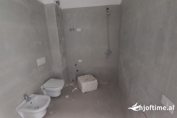 Shtepi ne shitje Apartament ne Tirane, 2+1, Mobilimi Bosh, pa mobiluar, Pagesa 278,000  Euro.