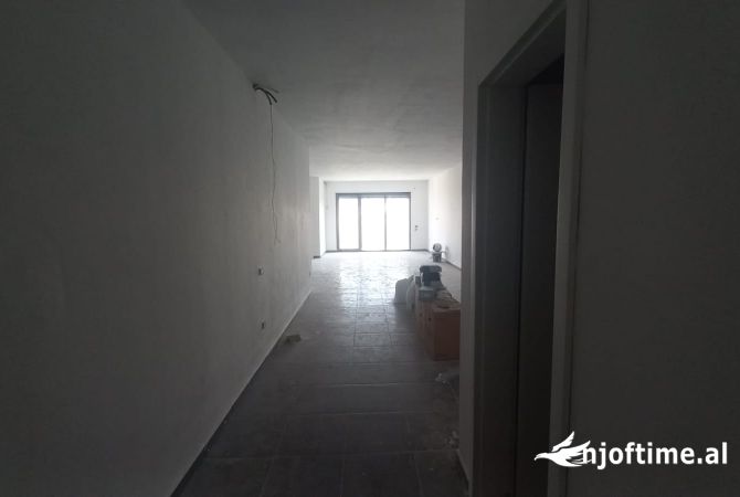 Shtepi ne shitje Apartament ne Tirane, 3+1, Mobilimi Bosh, pa mobiluar, Pagesa 322,000  Euro.