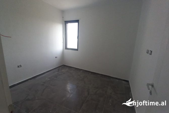 Shtepi ne shitje Apartament ne Tirane, 3+1, Mobilimi Bosh, pa mobiluar, Pagesa 322,000  Euro.