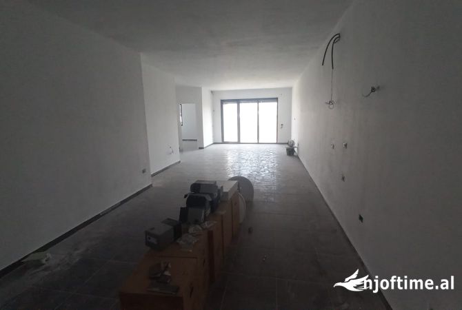 Shtepi ne shitje Apartament ne Tirane, 3+1, Mobilimi Bosh, pa mobiluar, Pagesa 322,000  Euro.