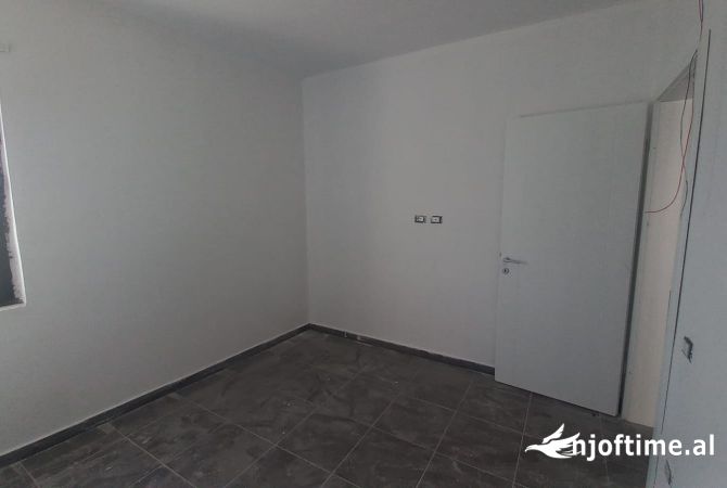 Shtepi ne shitje Apartament ne Tirane, 3+1, Mobilimi Bosh, pa mobiluar, Pagesa 322,000  Euro.