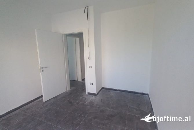 Shtepi ne shitje Apartament ne Tirane, 3+1, Mobilimi Bosh, pa mobiluar, Pagesa 322,000  Euro.