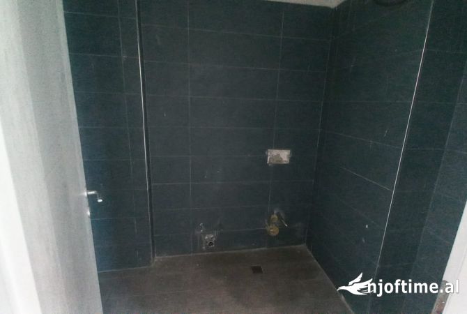 Shtepi ne shitje Apartament ne Tirane, 3+1, Mobilimi Bosh, pa mobiluar, Pagesa 322,000  Euro.