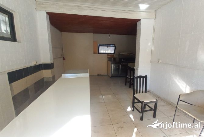 Ambient biznesi me qera 2+1 ne Tirane - 250 Euro