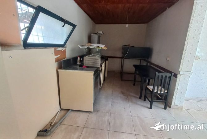 Ambient biznesi me qera 2+1 ne Tirane - 250 Euro