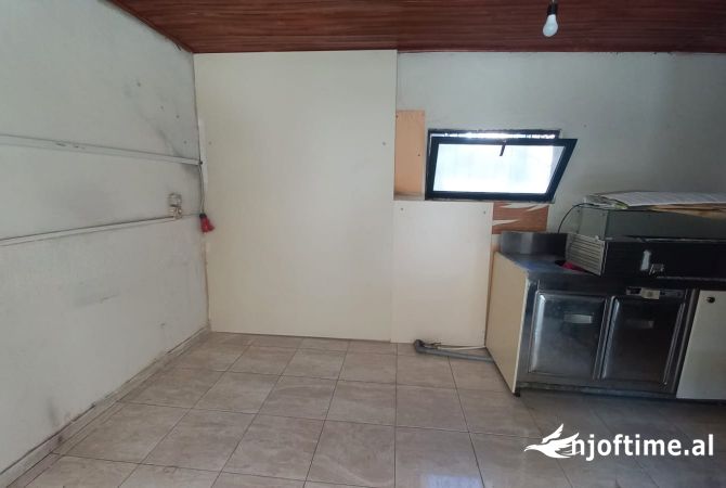 Ambient biznesi me qera 2+1 ne Tirane - 250 Euro