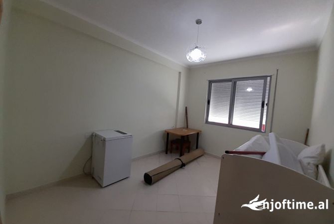 Shtepi me qera Apartament ne Tirane, 3+1, Mobilimi E mobiluar, Pagesa 500  Euro.