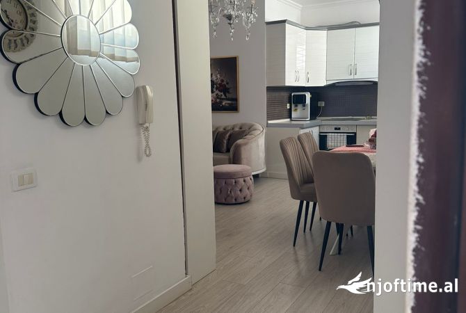 Shtepi me qera Apartament ne Tirane, 2+1, Mobilimi E mobiluar, Pagesa 600  Euro.