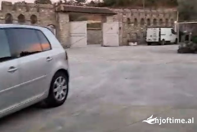 Shitet resorti ne sauk .sip 3000 m2  cmim 1.1 milon euro.