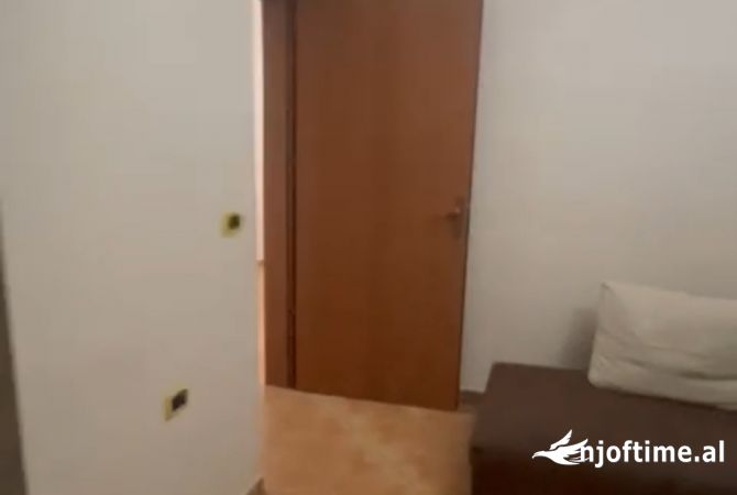 Shtepi ne shitje Apartament ne Tirane, 2+1, Mobilimi E mobiluar, Pagesa 120,000  Euro.