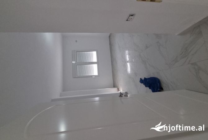 Shtepi ne shitje Apartament ne Tirane, 3+1, Mobilimi Bosh, pa mobiluar, Pagesa 124,000  Euro.