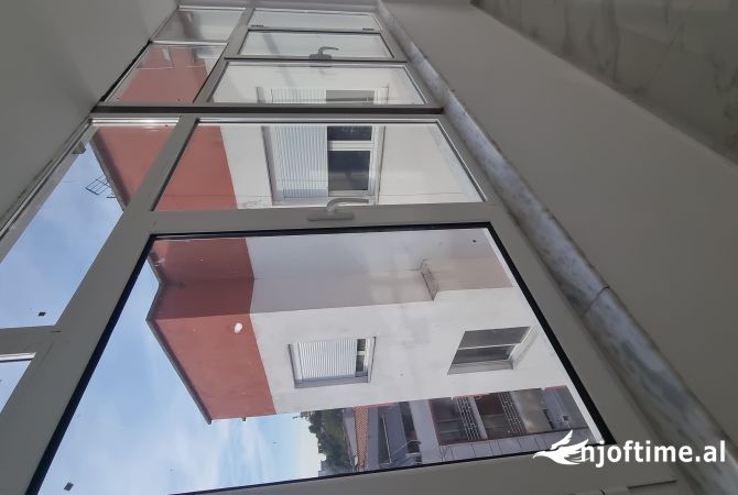 Shtepi ne shitje Apartament ne Tirane, 3+1, Mobilimi Bosh, pa mobiluar, Pagesa 124,000  Euro.