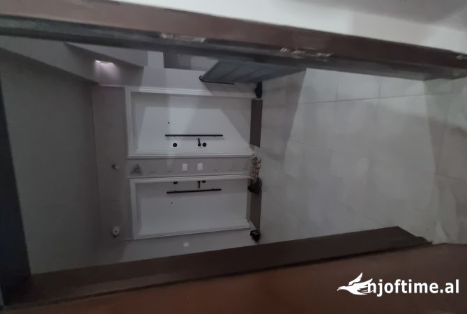 Shtepi ne shitje Apartament ne Tirane, 3+1, Mobilimi Bosh, pa mobiluar, Pagesa 124,000  Euro.