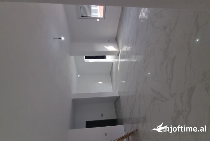 Shtepi ne shitje Apartament ne Tirane, 3+1, Mobilimi Bosh, pa mobiluar, Pagesa 124,000  Euro.