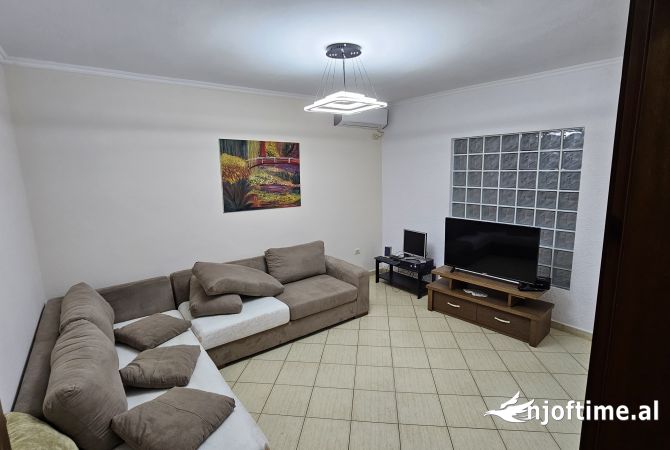 Shtepi me qera Apartament ne Tirane, 2+1, Mobilimi E mobiluar, Pagesa 550  Euro.