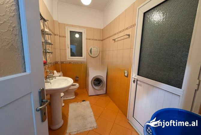 Shtepi me qera Apartament ne Tirane, 3+1, Mobilimi E mobiluar, Pagesa 400  Euro.