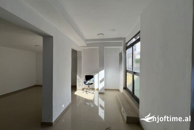 Ambient biznesi me qera 1+1 ne Tirane - 250 Euro