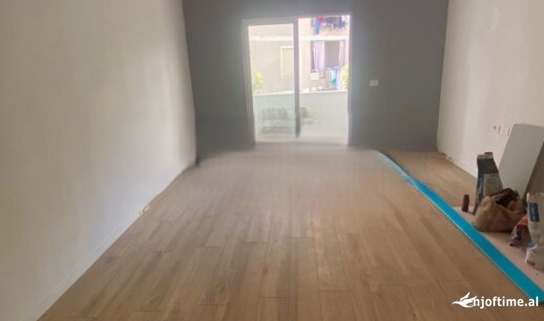 Shtepi ne shitje Apartament ne Tirane, 1+1, Mobilimi Pjeserisht e mobiluar, Pagesa 71,000  Euro.