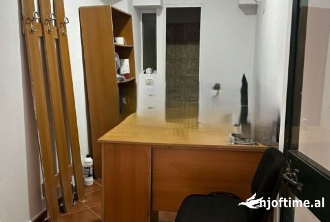 Ambient biznesi me qera 3+1 ne Tirane - 300 Euro