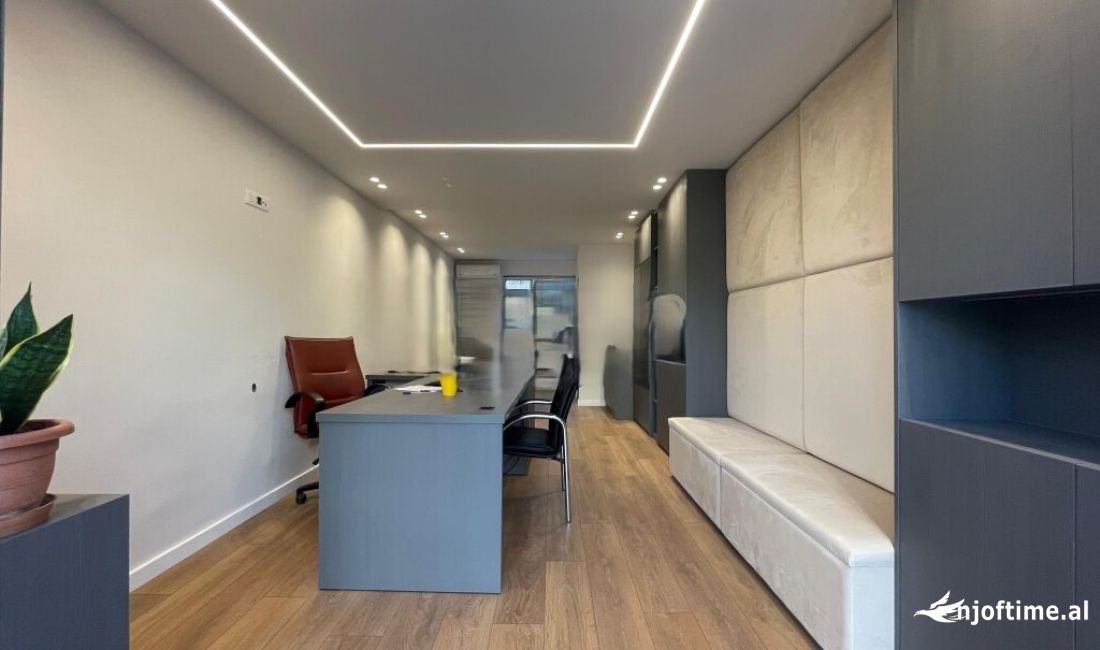 JAPIM ME QIRA AMBIENT KOMERCIALE TE BULEVARDI BAJRAM CURRI! 600 Euro /Muaj