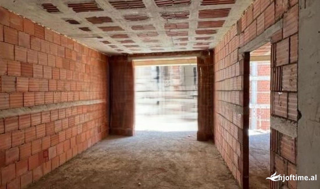 Shtepi ne shitje Apartament ne Tirane, 1+1, Mobilimi Bosh, pa mobiluar, Pagesa 124,525  Euro.