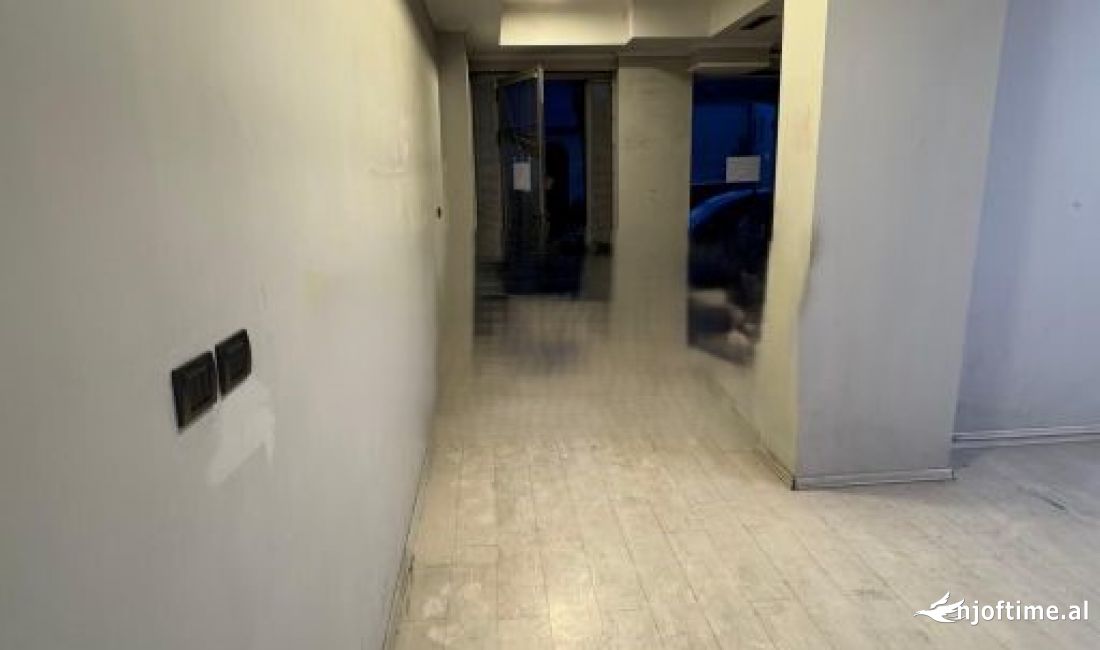 RRUGA E ELBASANIT: AMBIENT KOMERCIAL ME QIRA 1,000 Euro /Muaj