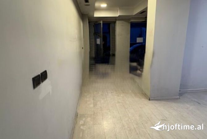RRUGA E ELBASANIT: AMBIENT KOMERCIAL ME QIRA 1,000 € /Muaj