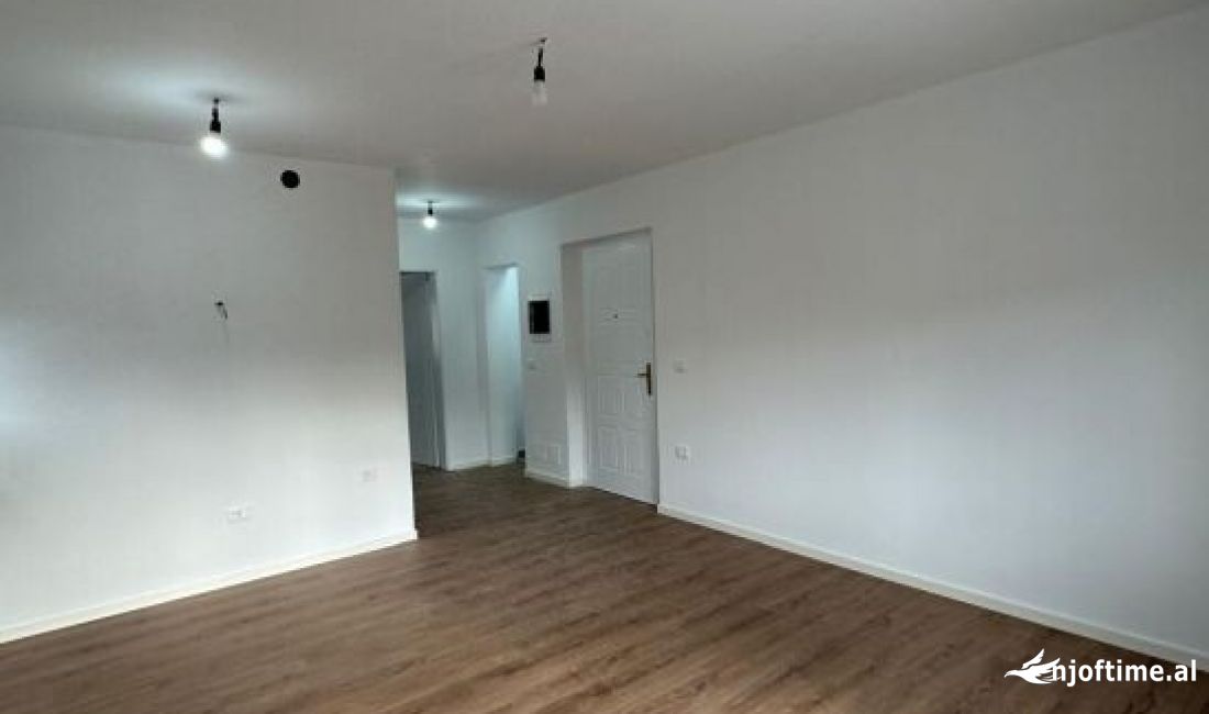 Shtepi ne shitje Apartament ne Tirane, 1+1, Mobilimi Bosh, pa mobiluar, Pagesa 75,000  Euro.