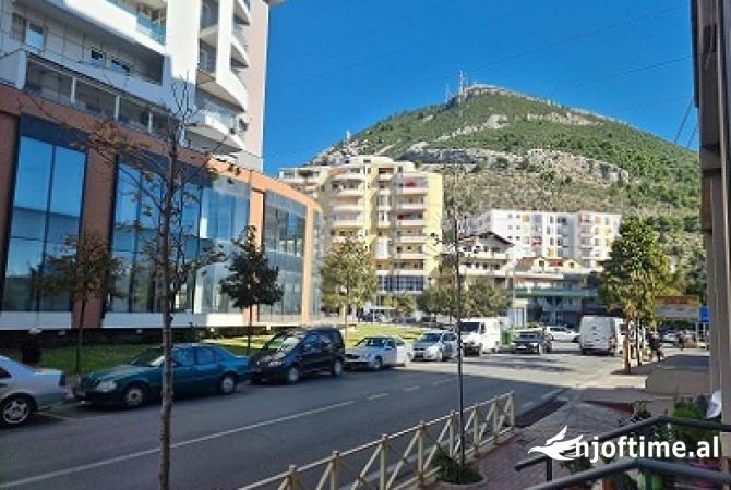 Ambient biznesi me qera 1+1 ne Lezhe - 200,000 Leke