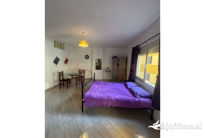 Shtepi ne shitje Apartament ne Durres, Garsoniere, Mobilimi E mobiluar, Pagesa 50,000  Euro.