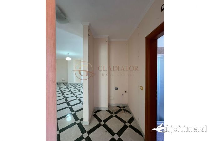 Shtepi ne shitje Apartament ne Durres, 3+1, Mobilimi Bosh, pa mobiluar, Pagesa 290,000  Euro.