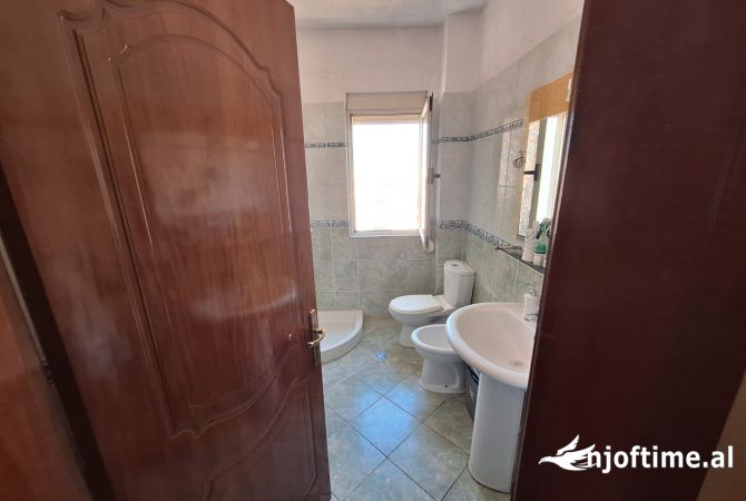 Shtepi ne shitje Apartament ne Durres, 3+1, Mobilimi E mobiluar, Pagesa 230,000  Euro.