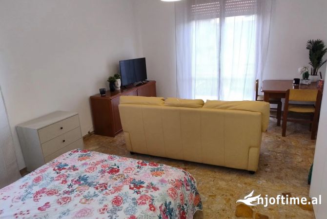 Shtepi me qera Garsoniere ne Tirane - 300 Euro