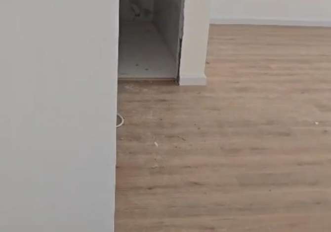 Zyre Me Qera Tek Komuna e Parisit (ID BZ2377) Tirane.