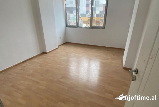 Ambient biznesi me qera 3+1 ne Tirane - 600 Euro