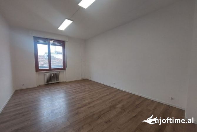 Ambient biznesi me qera 3+1 ne Tirane - 1,400 Euro