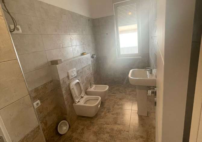 Zyre me qera 1+1 prane 21 Dhjetorit (ID BZ2404) Tirane