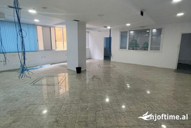 Ambient Biznesi/Zyre Me Qera Tek Shallvaret (ID BZ2408) Tirane