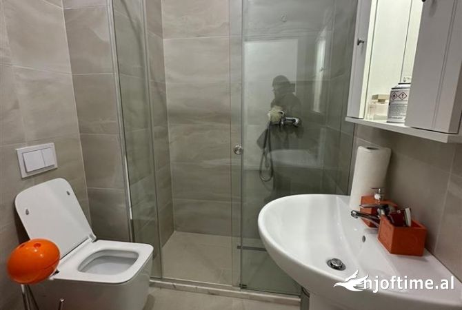 Jepet me qera zyre 1+1 tek Komuna e Parisit (ID BZ2204) Tirane