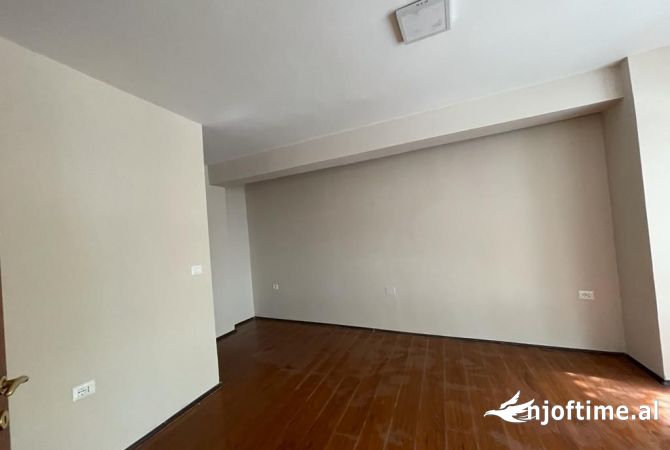 Ambient biznesi me qera 3+1 ne Tirane - 800 Euro